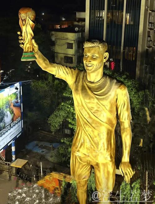 梅西印度行启程，加尔各答揭幕21米高捧杯雕像